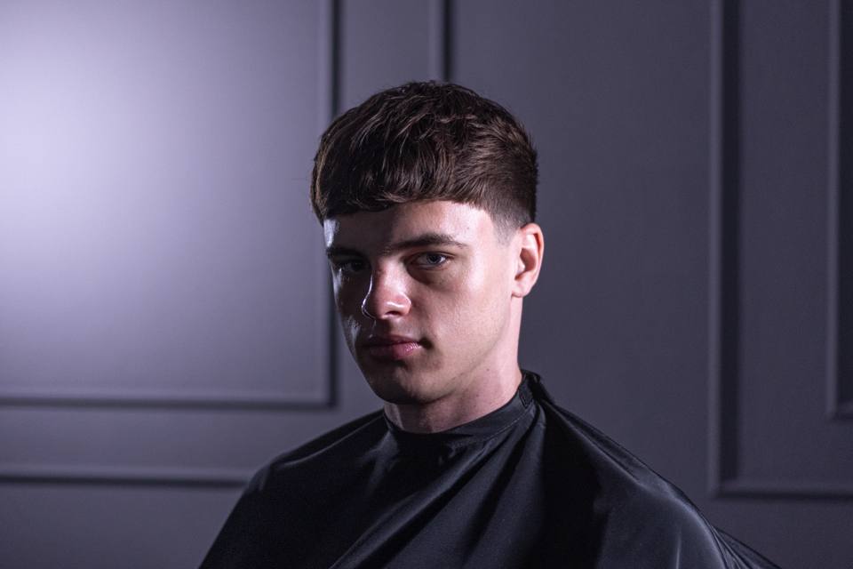 Crop s taper fade spredu – boky ostávajú plnšie, skrátené sú len spánky