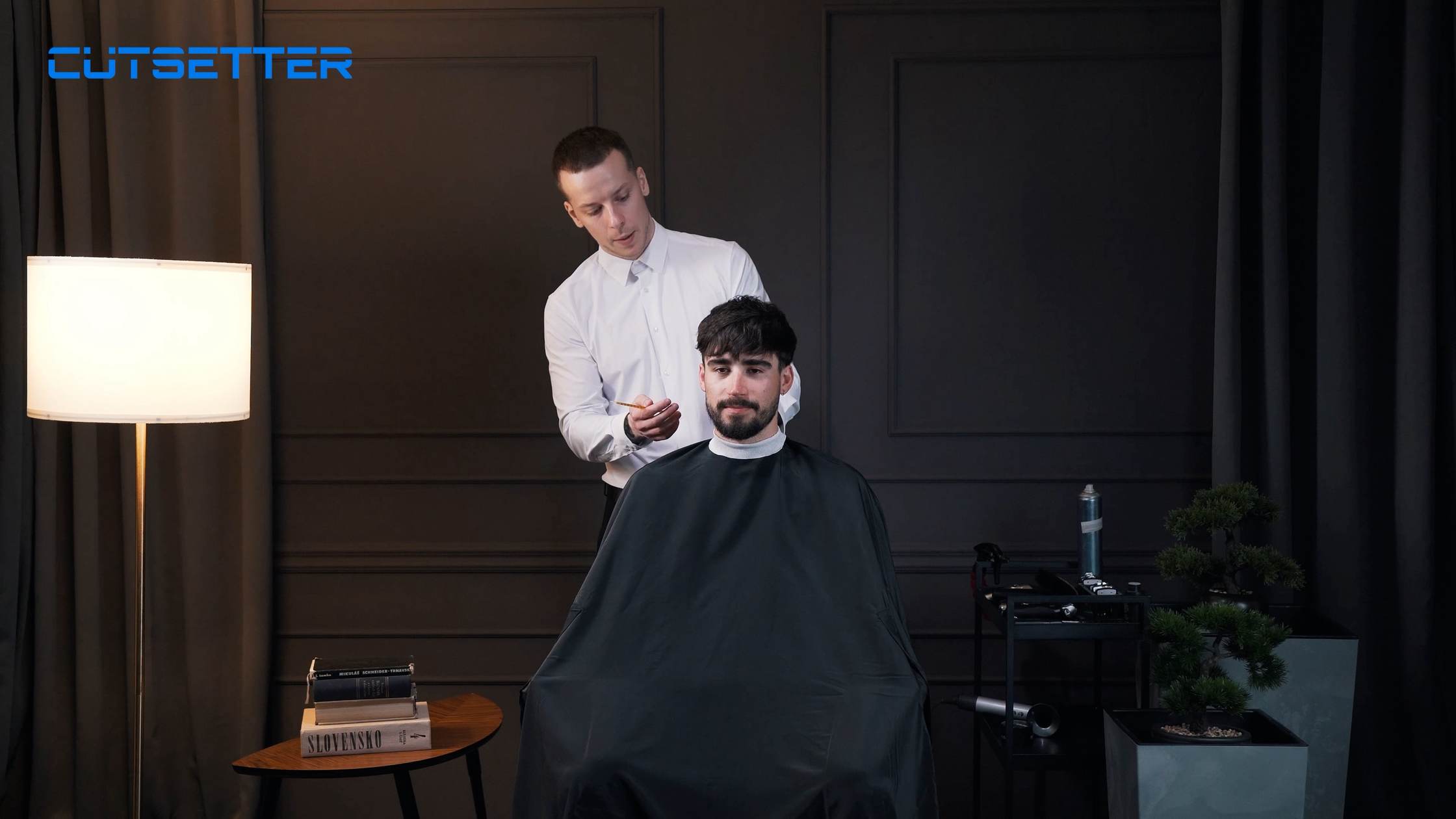 Nakrúcanie online kurzu Cutsetter – lektor strihá modela v štúdiu