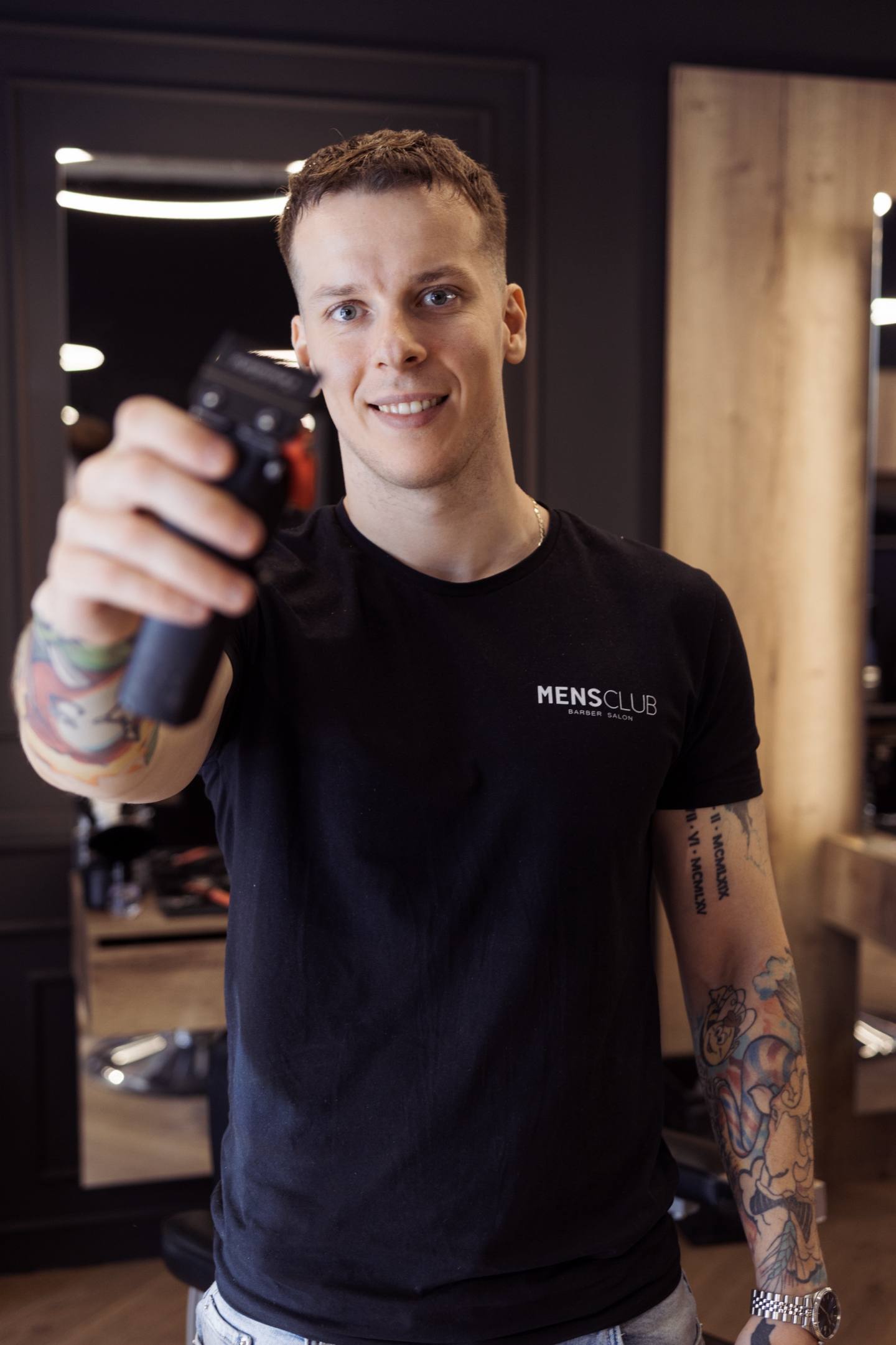 Viliam „Vilis“ Sliacky so strojčekom v salóne Mensclub