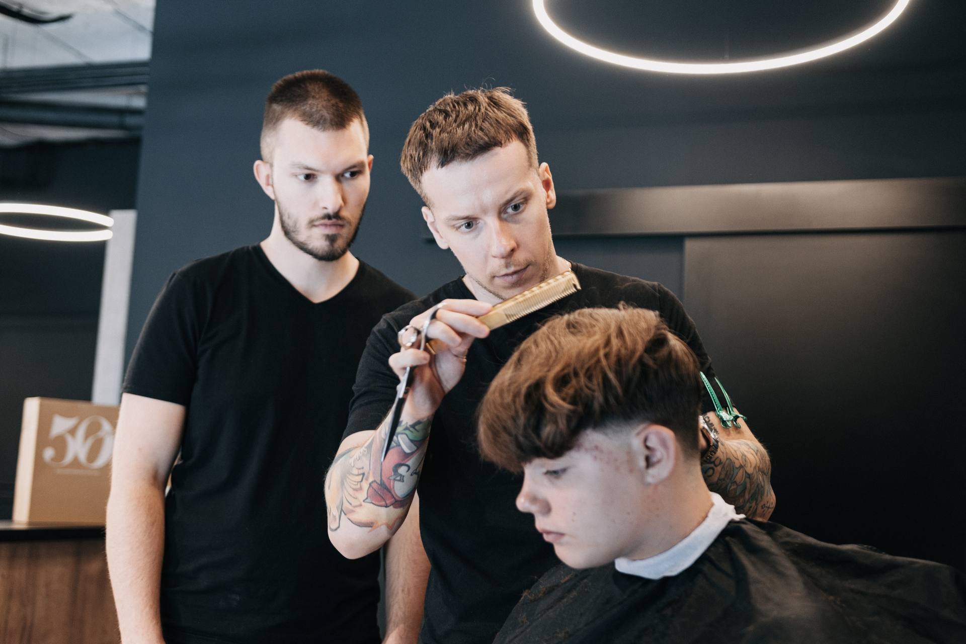Lektor Vilis Sliacky ukazuje študentovi strih pri kresle